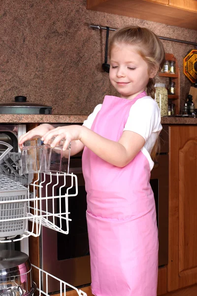 台所で食器洗い機から明確なガラスを撮影小さな女の子 — ストック写真