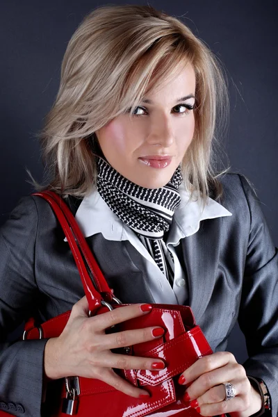 빨간 가방으로 패션 젊은 여자 — 스톡 사진