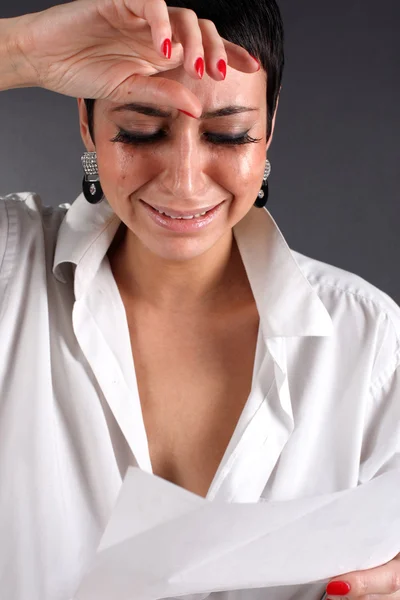 Dåliga nyheter - depression kvinna med tårar håller brev — Stockfoto