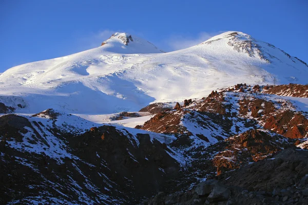 Snötäckta berg elbrus i norra Kaukasus — Stockfoto