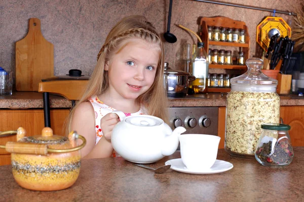 小さな女の子と朝食をティーポット氣でホット ドリンク 1 杯 — ストック写真
