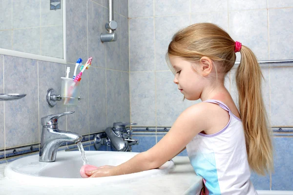 Klein meisje wassen in badkamer — Stockfoto