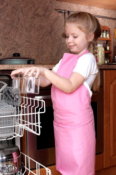 투명 유리 주방에서 식기 세척기에서 찍은 어린 소녀 — 스톡 사진