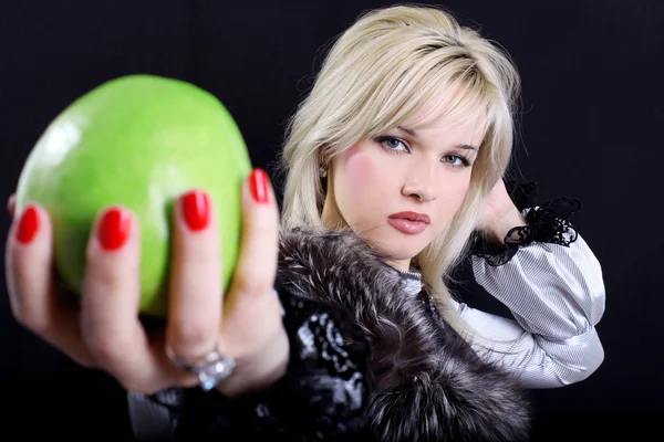Дівчина з хутром з яблуком — стокове фото
