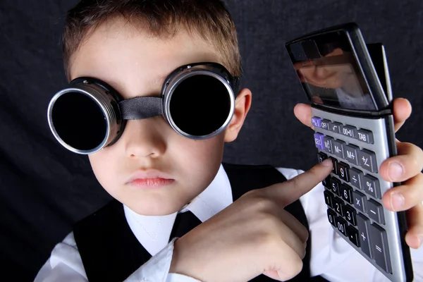 Těžko v učení - boy s kalkulačkou — Stock fotografie
