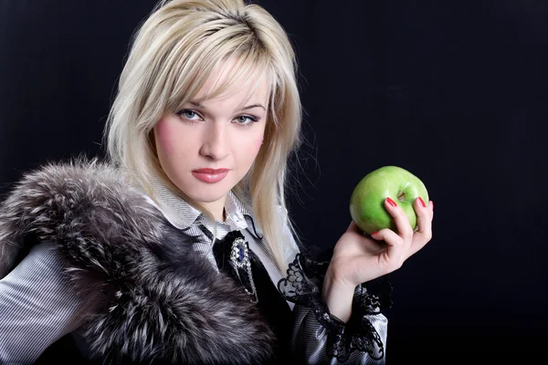 Девушка с мехом и яблоком — стоковое фото