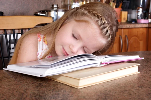 Девочка спит за книгами — стоковое фото