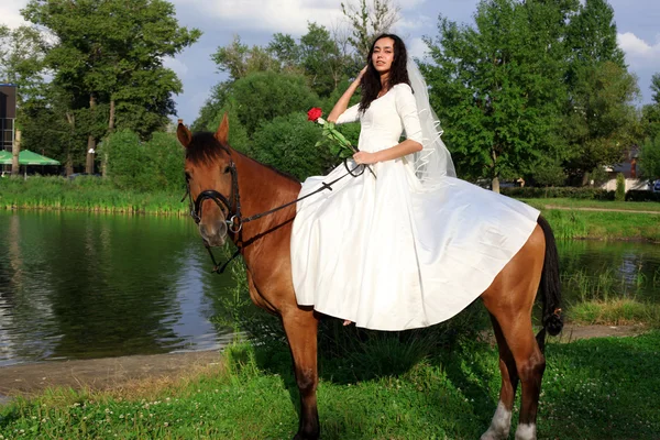 Mariée à cheval au cheval brun — Photo