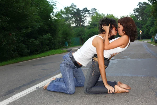 Dos chicas en la carretera —  Fotos de Stock