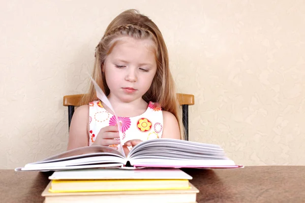 Küçük Kız Okuma Kitabı Sarı Duvara Evde Mutfakta — Stok fotoğraf