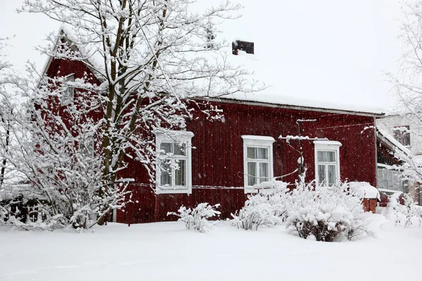 冬天乡村景观 根据降雪的房子 — 图库照片