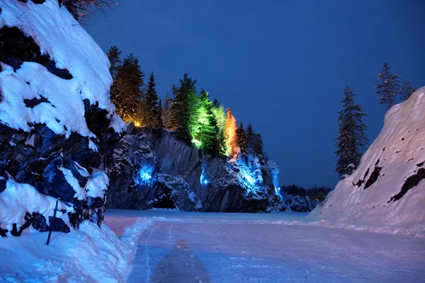 Цветная Подсветка Зимний Сезон Мраморной Снежной Горе Глубоким Вечером — стоковое фото