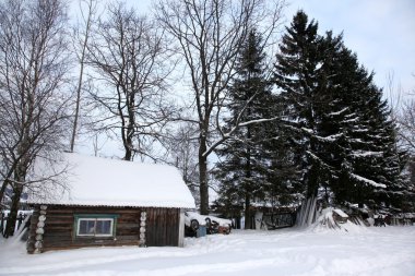 Kuzey Avrupa, karla kaplı kış evi