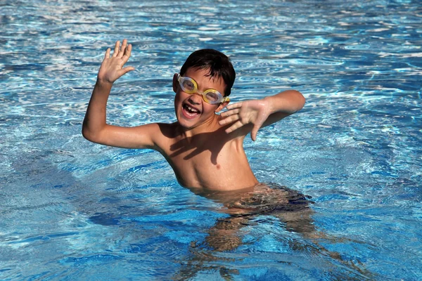 Engraçado menino na piscina — Fotografia de Stock
