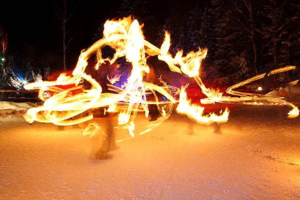 Невероятное огненное шоу ночью — стоковое фото