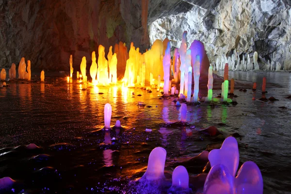 Incroyables Illuminations Stalagmites Avec Des Bougies Aide Flash Dans Grotte — Photo