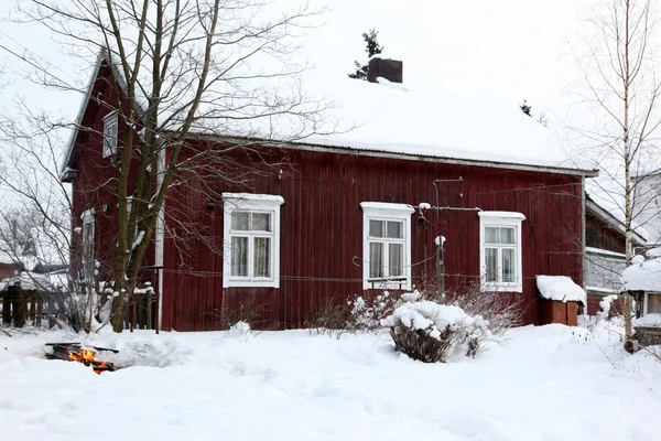Сельский дом зимой покрытый снегом, Северная Европа — стоковое фото