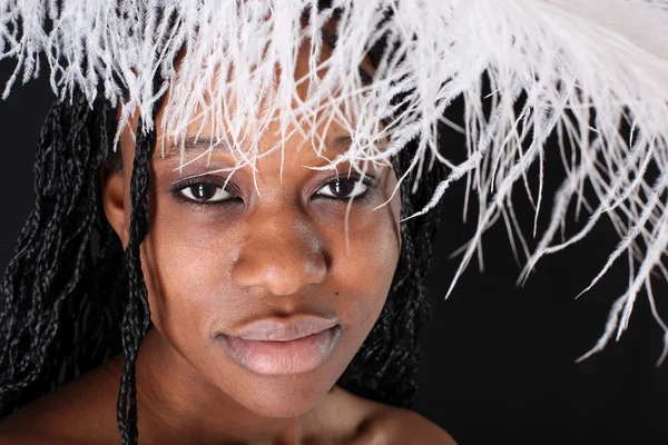 Donna afro-americana con piuma bianca sullo sfondo nero — Foto Stock