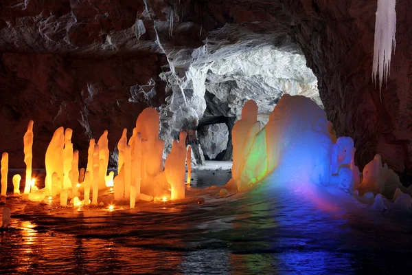 Incroyables illuminations stalagmites avec des bougies d'aide et flash dans — Photo