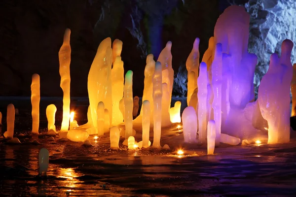 深い洞窟 北ヨーロッパで驚くほどの石筍 Illuminationsin — ストック写真