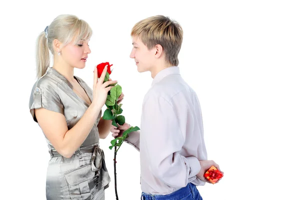 バレンタインデー 贈り物のための時間 贈り物と白に隔離された花を持つカップル — ストック写真