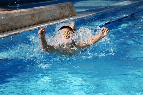 Chlapec v bazénu — Stock fotografie