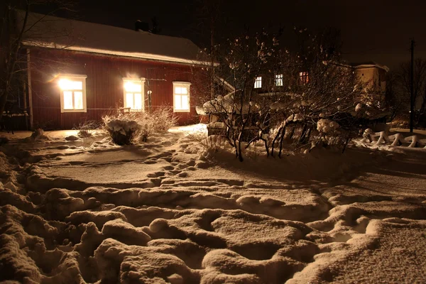 겨울에 고전적인 빨간 나무 핀란드 집에 눈으로 덮여 — 스톡 사진