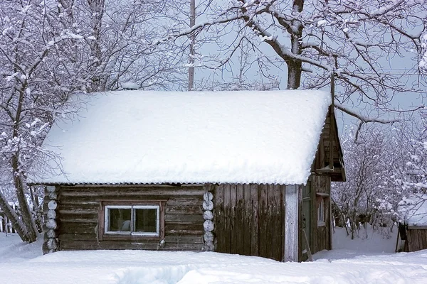 Paisaje rural de invierno con casa —  Fotos de Stock