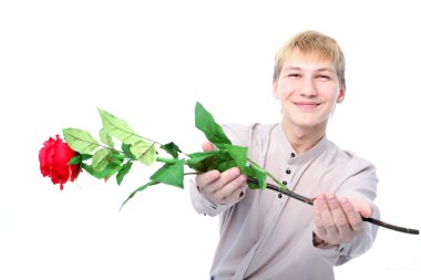 Kırmızı çiçek ile mutlu bir adam