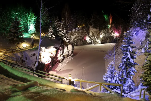 Φωτεινή ένδειξη στη νύχτα, χειμώνας σεζόν σε μάρμαρο χιονισμένο βουνό — Φωτογραφία Αρχείου
