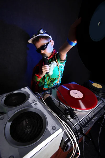 Cool niño DJ en acción con micrófono — Foto de Stock
