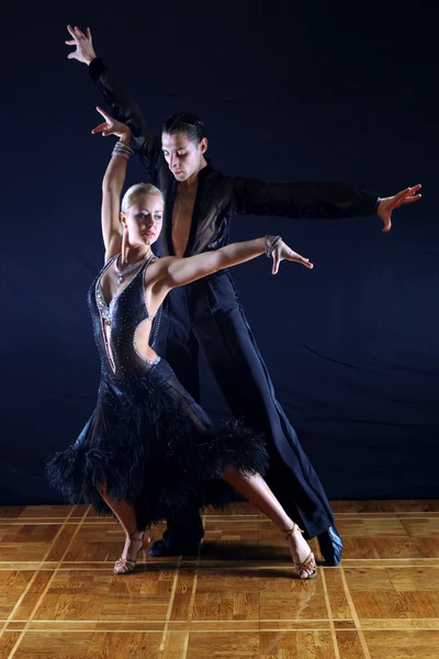 Танцоры в бальном зале на черном фоне — стоковое фото