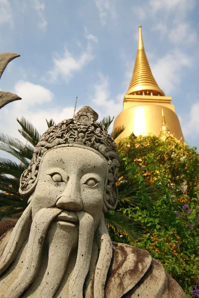 旧中国雕像在院子里的扫管笏宝在曼谷 泰国的寺庙佛教园林环境 — 图库照片