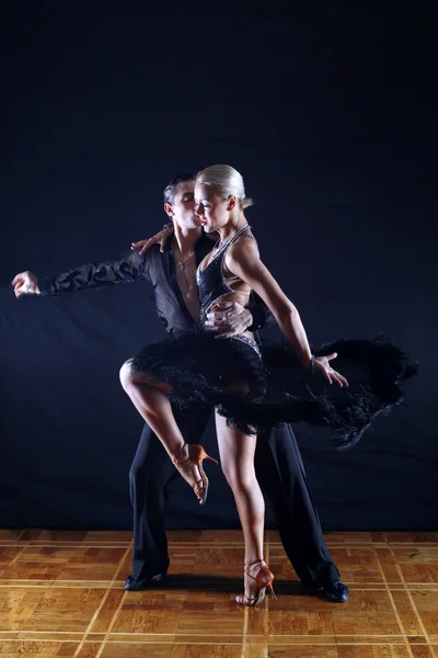 Danseurs dans la salle de bal — Photo