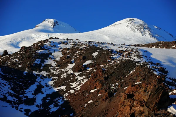 Berg Elbroes, 4500 meter adobe zee wijs — Stockfoto