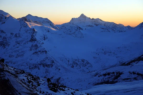 Pôr do sol nas montanhas área de Elbrus — Fotografia de Stock