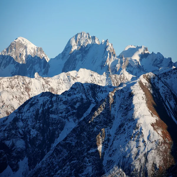 Zasněžené hory, oblast elbrus, azay okres — Stock fotografie