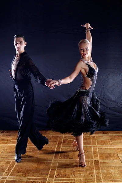 Balo salonundaki dansçılar siyah arkaplana karşı — Stok fotoğraf