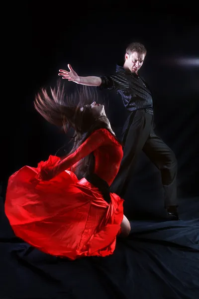 Dansers in actie tegen zwarte achtergrond — Stockfoto
