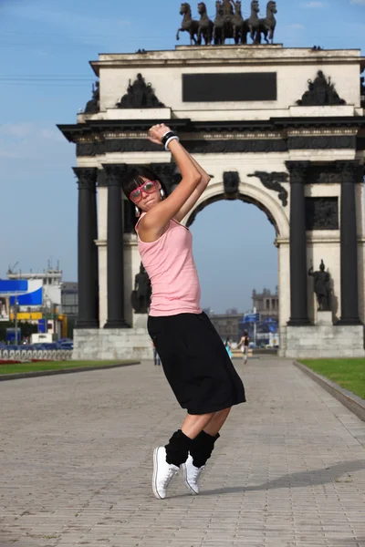 女性モダン ・ バレエ ダンサーの古典的なアーチ反対シティー — ストック写真