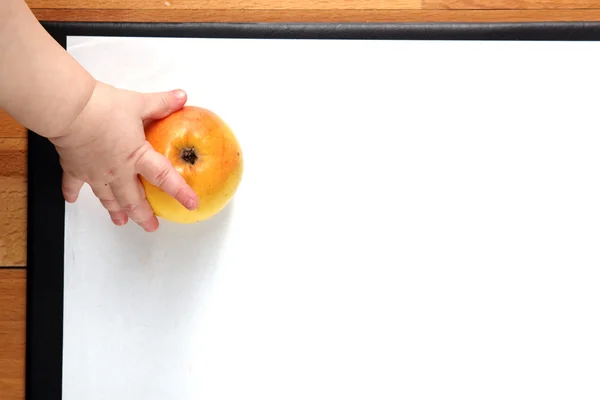 Διατροφή σχέδιο - baby χέρι και μήλο — Φωτογραφία Αρχείου