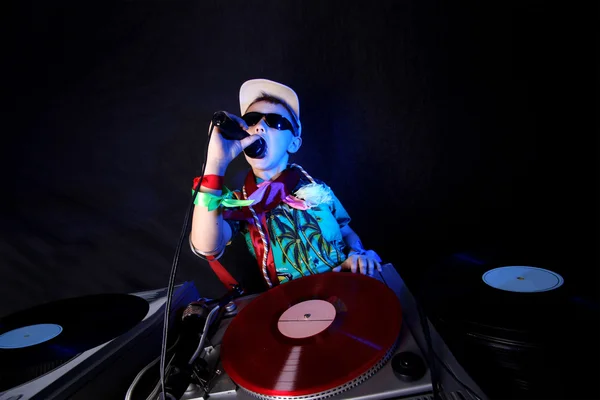Крутий дитина DJ в дії — стокове фото