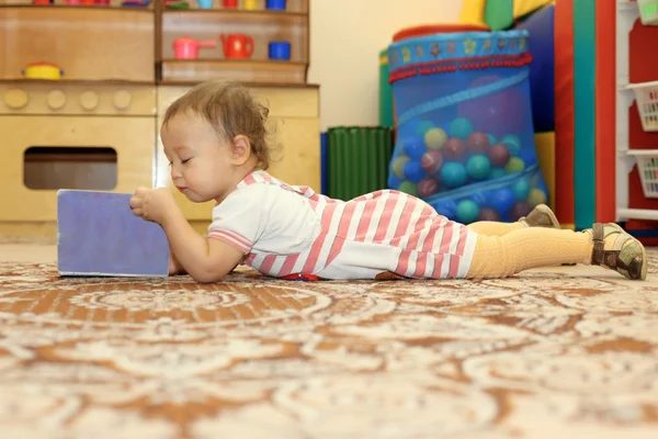 Baby in boek zoeken — Stockfoto