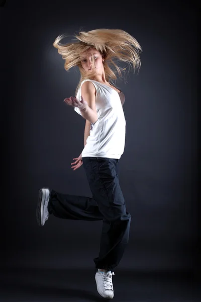 Moderní tanečnice žena proti černému pozadí — Stock fotografie
