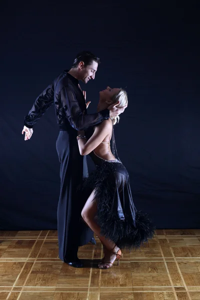 Latino dansers in actie — Stockfoto