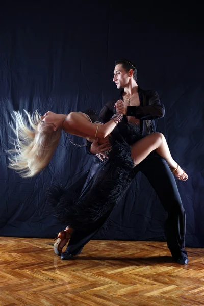 Latino dansare i aktion — Stockfoto