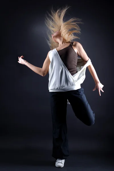 Jonge vrouw moderne danser in actie — Stockfoto