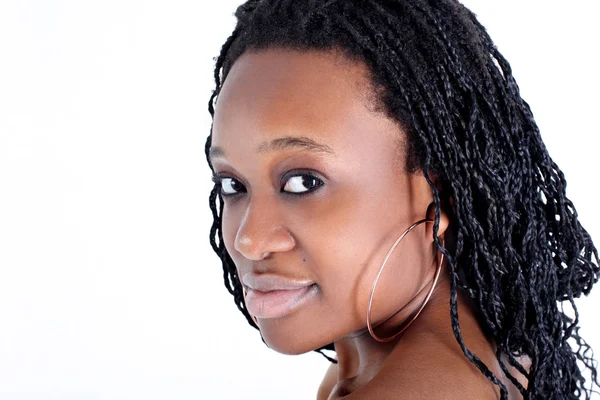 Junge afroamerikanische Frau isoliert auf weiß — Stockfoto