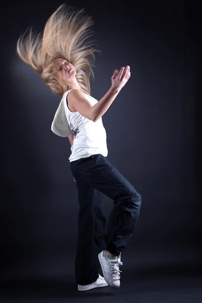 Giovane donna ballerina moderna in azione — Foto Stock