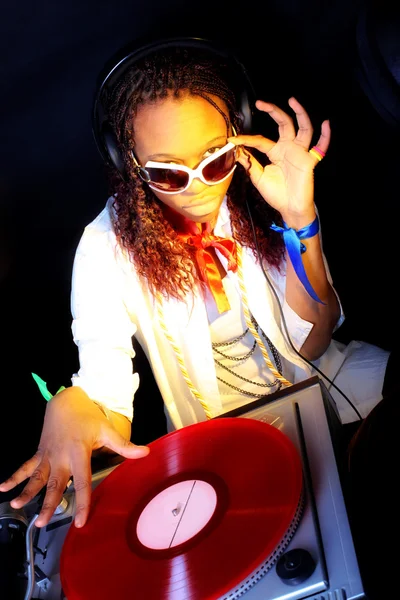 Cool afro américain DJ en action sous la lumière jaune — Photo